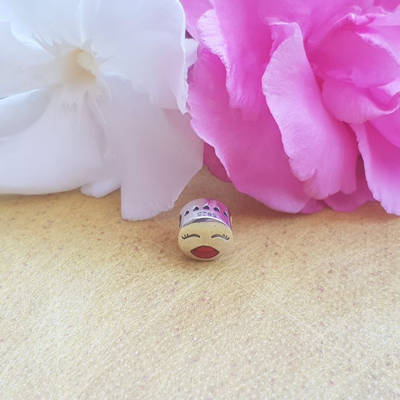 Charm dije abalorio carita ojitos cerrados boca roja plata 925 estilo pandora-3