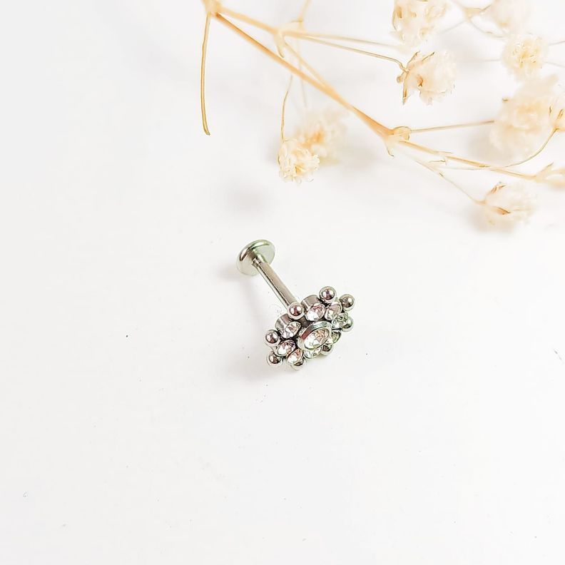 Piercing Oreja Tragus Conch Labret Modelo Flor Hipoalergenico Unidad-2