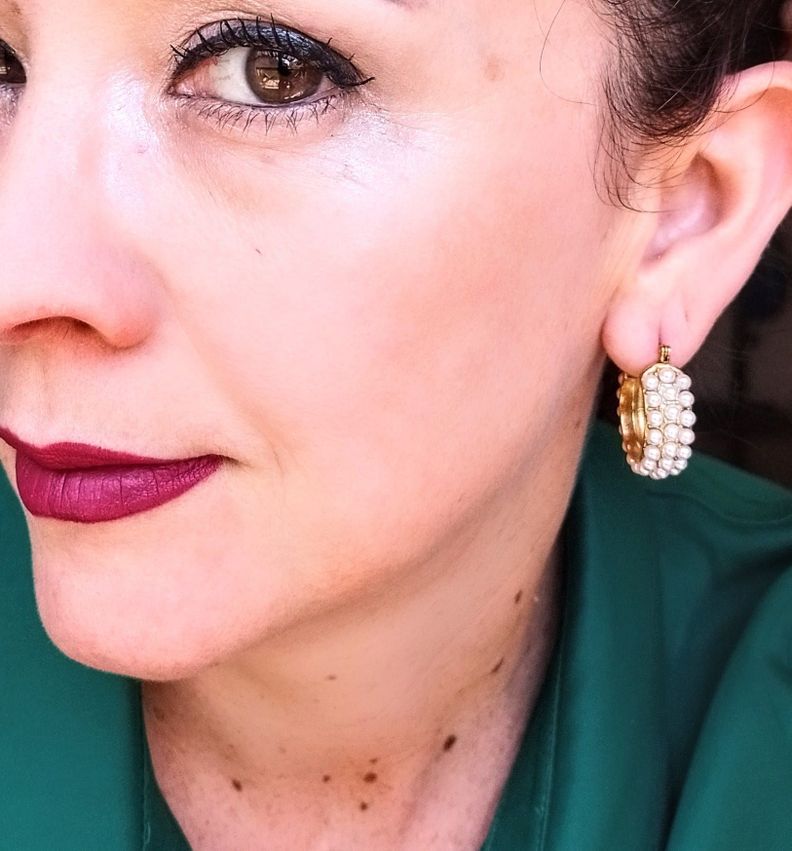 Aretes argollas tipo hoop bote con perlas chapadas en oro 18k-6