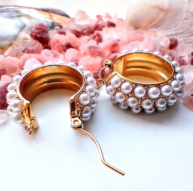 Aretes argollas tipo hoop bote con perlas chapadas en oro 18k-4