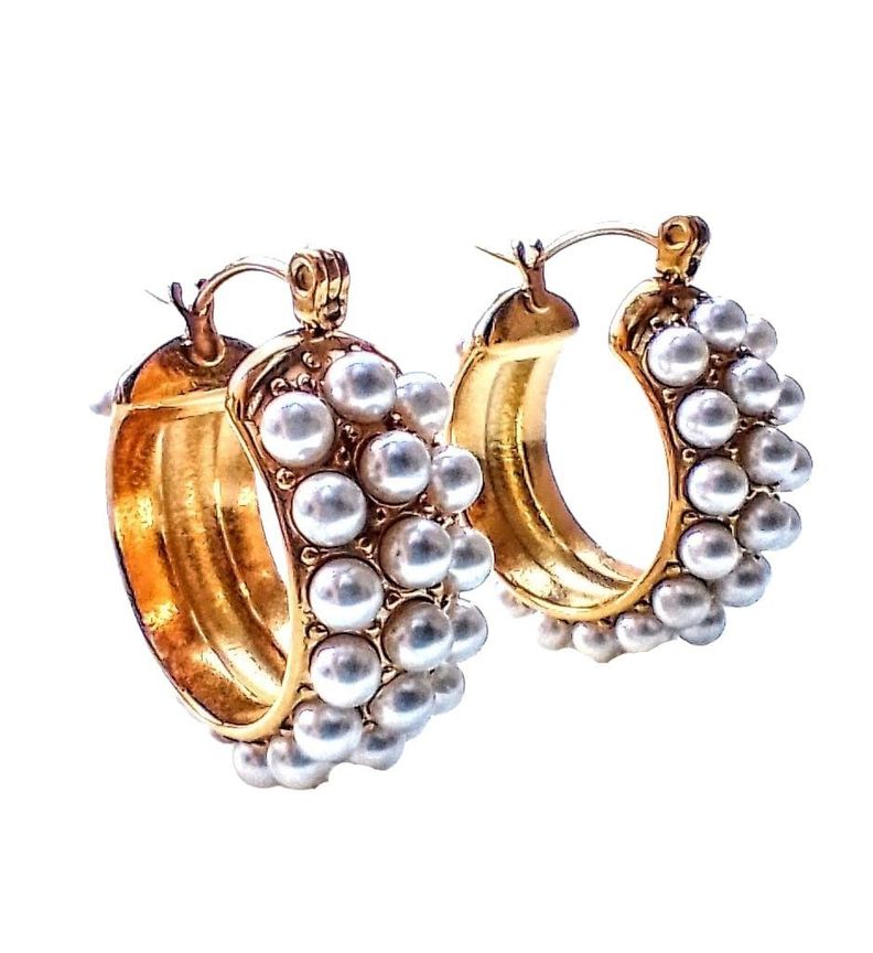 Aretes argollas tipo hoop bote con perlas chapadas en oro 18k-0