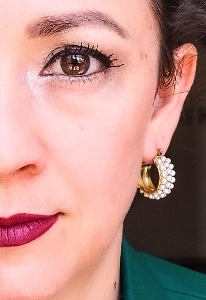Aretes argollas tipo hoop bote con perlas chapadas en oro 18k-2