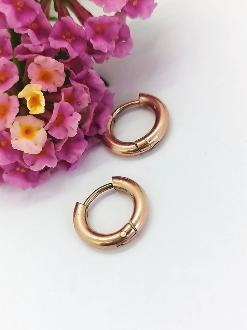 Argollas Huggies chicas 8mm enchapadas en oro rosa 18kl -4