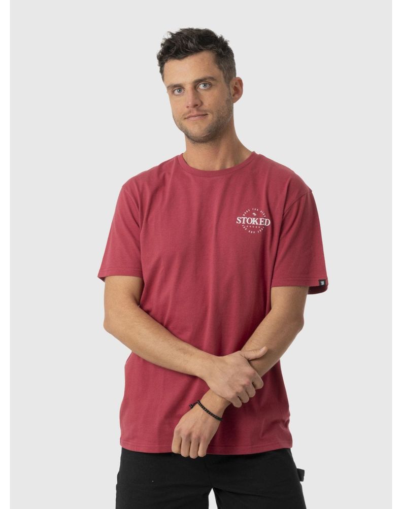 Polera Stoked Hombre Logo Reciclada Wine Rojo
