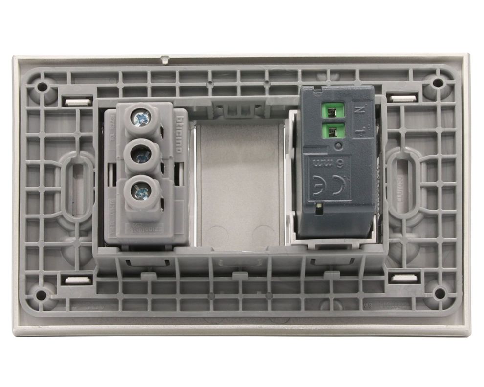 Placa armada tomacorriente 10A 2P+T + USB 10A Nóbile perla Bticino-1