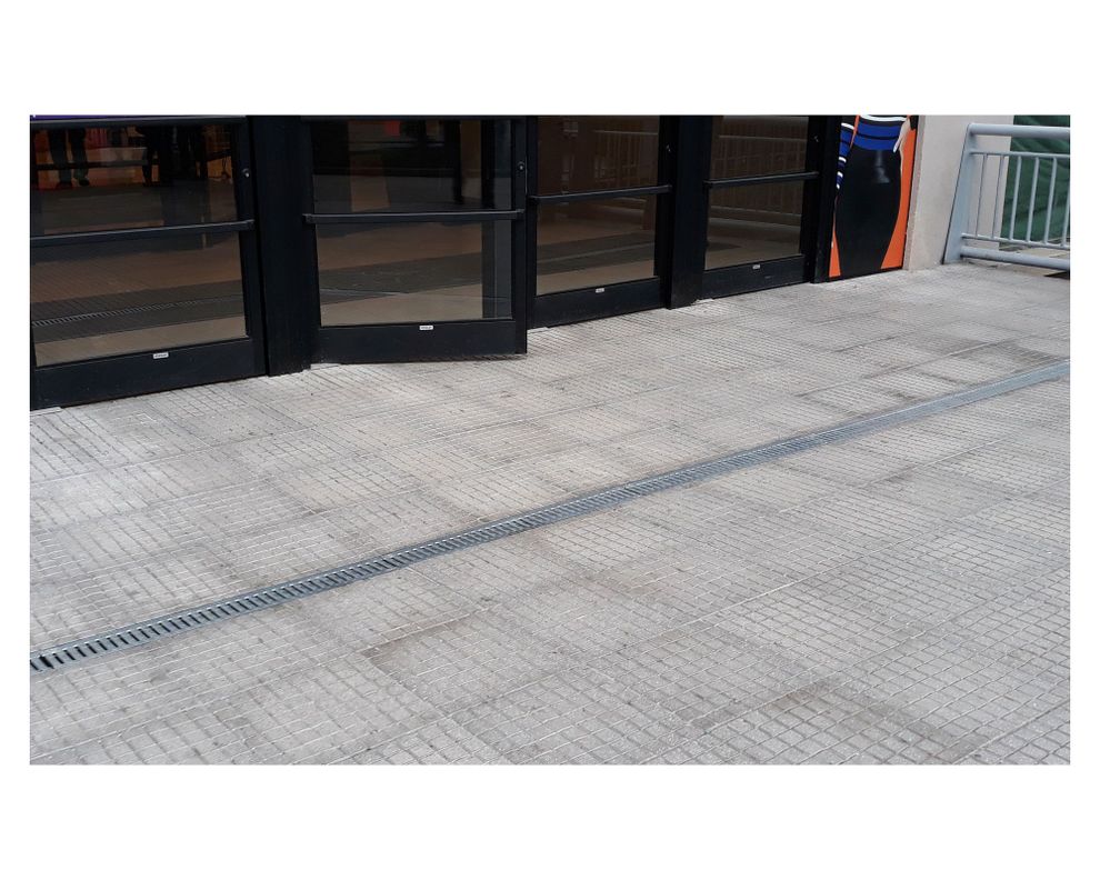 Canaleta PVC + rejilla galvanizada tráfico peatonal A15-2