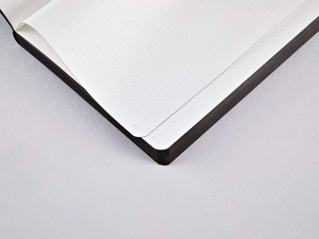 Cuaderno Voyager Negro Nuuna 176 páginas Banda Elástica Cubierta Cuero Reciclado-2