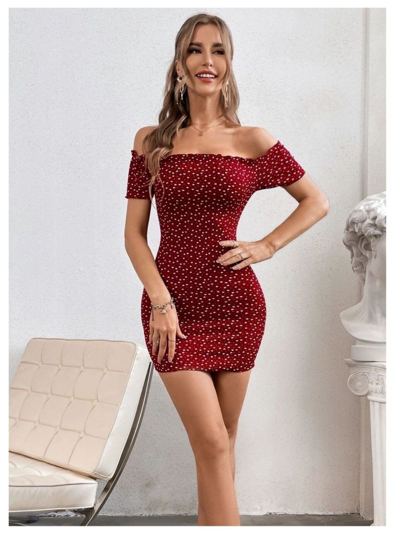 Vestido Burdeo De Estampado Corazones Ajustado Hombros Descubiertos-1