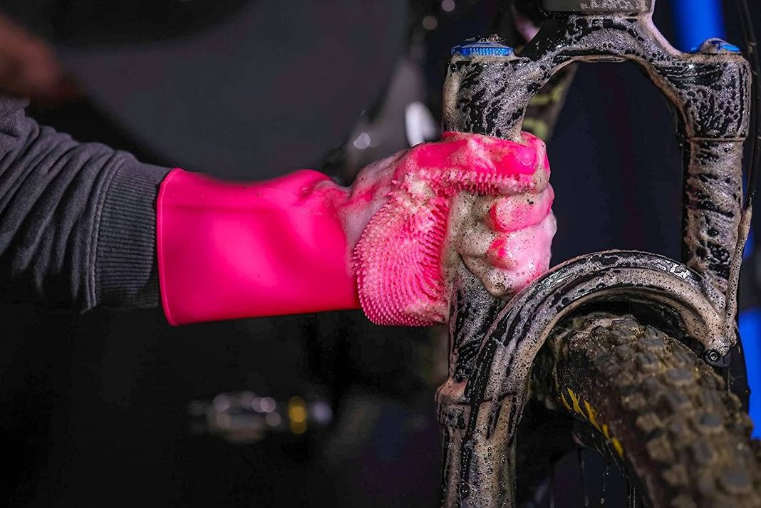 GUANTE DE LIMPIEZA PARA BICICLETA MUC-OFF DEEP SCRUBBER PINK-2