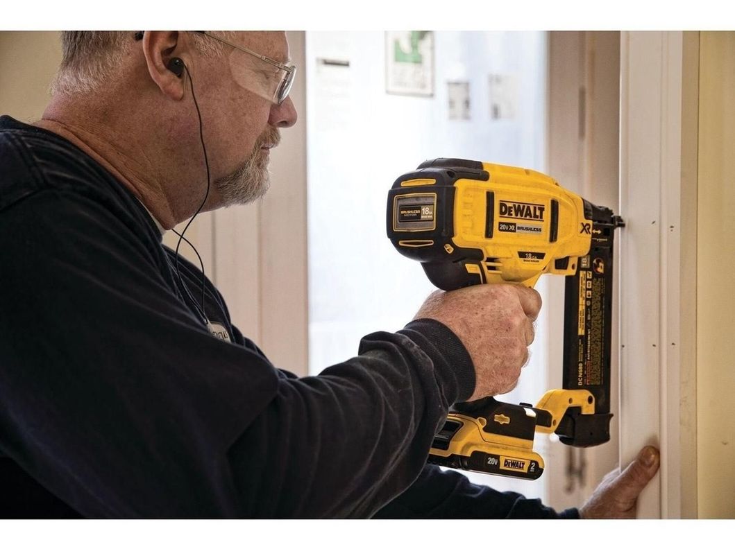 Clavadora 5/8 A 2-1/8 20v Sin Batería Dewalt Dcn680b-3