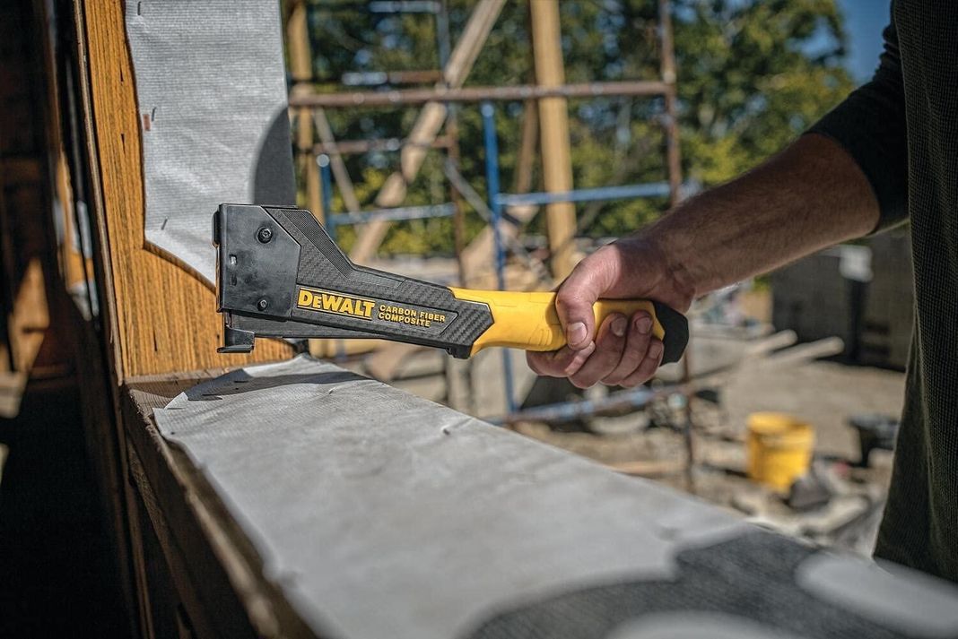 Engrapadora Fibra De Carbono 5/16 A 1/2 Dewalt Dwht75900-1