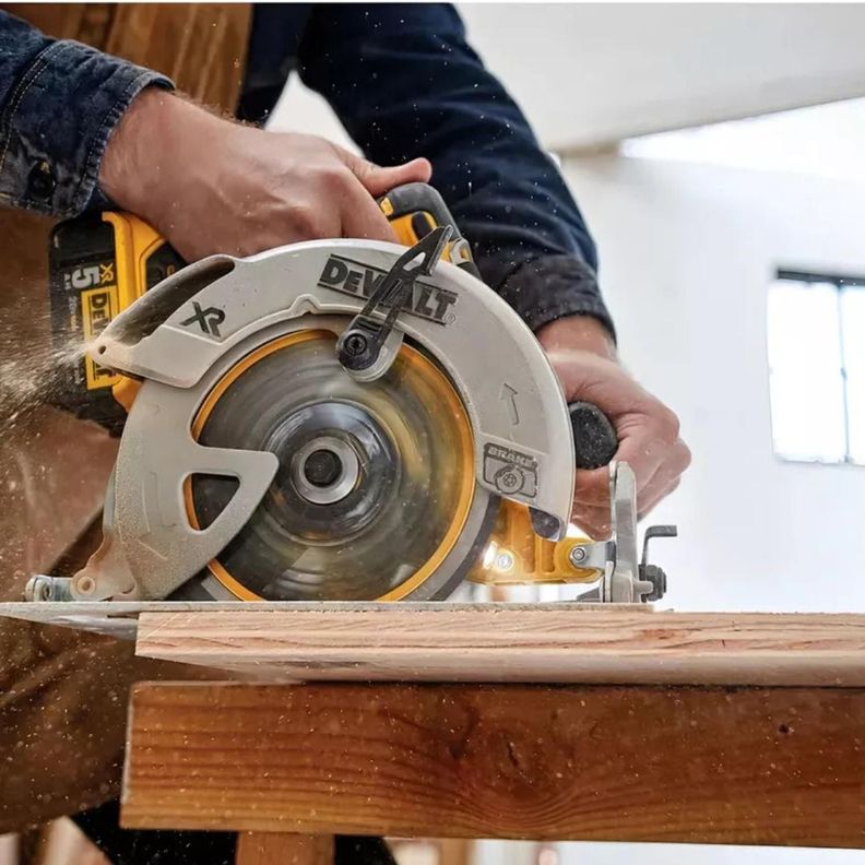 Sierra Circular 7-1/4" 20V Sin Batería DEWALT DCS570B-6