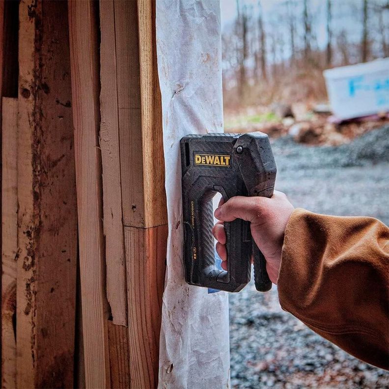 Grapadora Clavadora Fibra De Carbono Dewalt Dwh80276-2