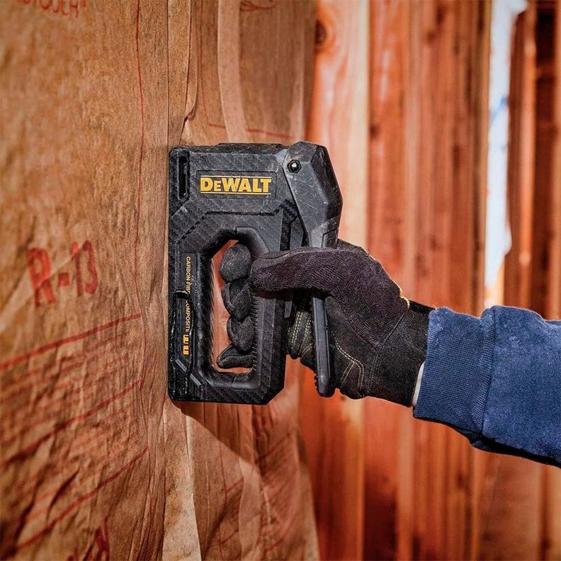Grapadora Clavadora Fibra De Carbono Dewalt Dwh80276-4