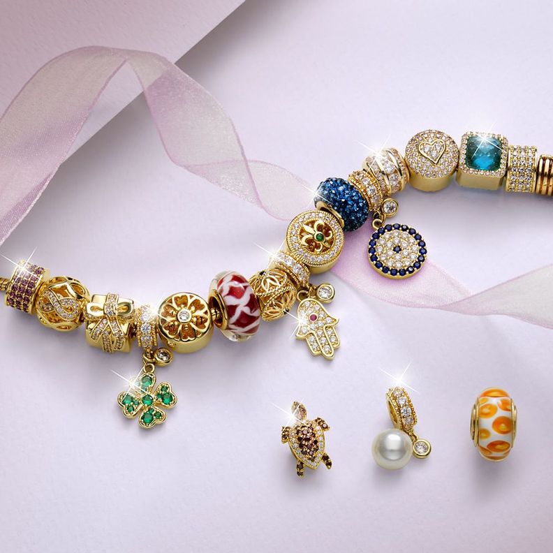 Pulsera con 18 accesorios de oro-1