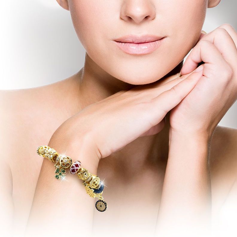 Pulsera con 18 accesorios de oro-3