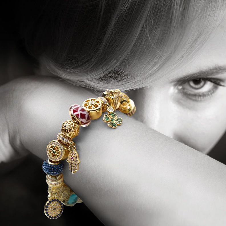 Pulsera con 18 accesorios de oro-4
