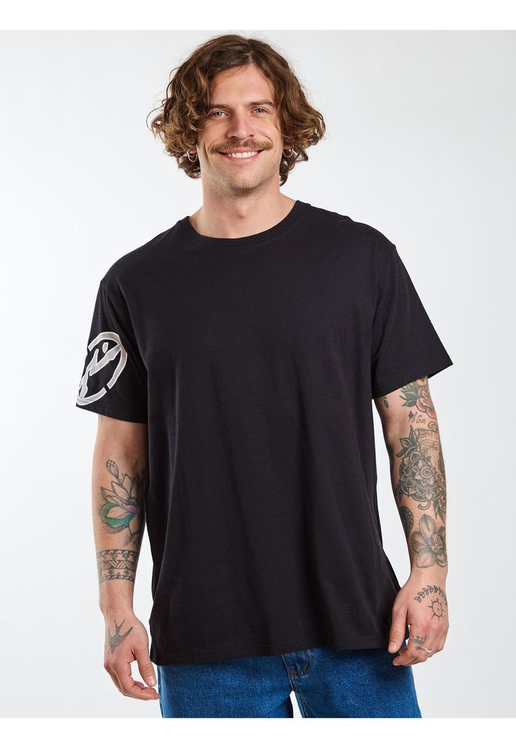 Polera MC East Coast Negro Hombre Rusty