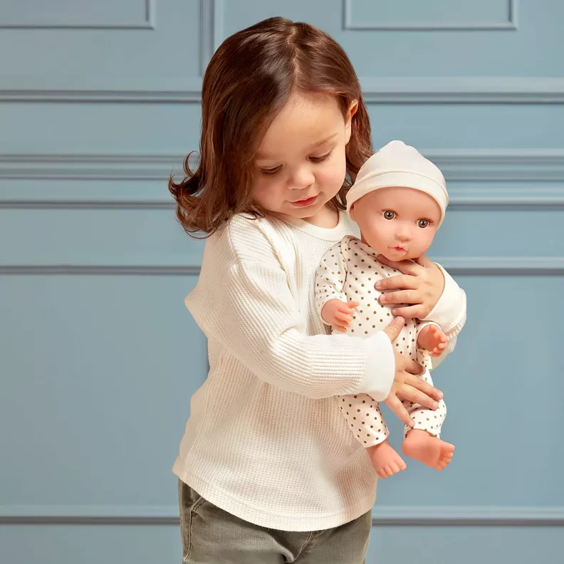 Muñeca con pijamas blanco de puntos y gorro-3