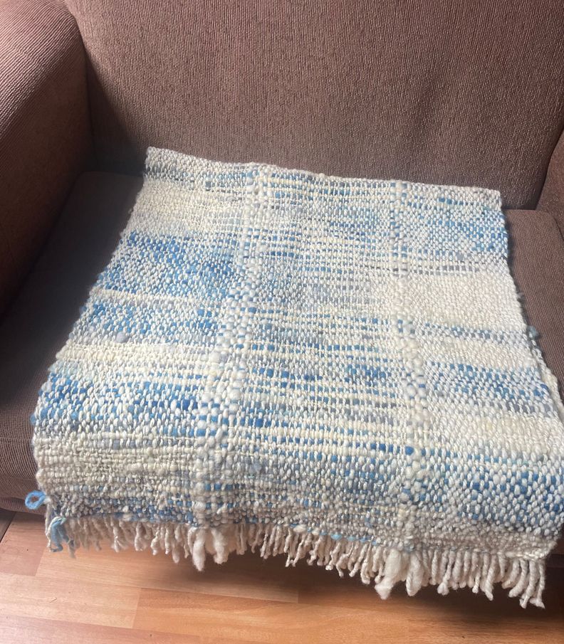 Piecera en telar mapuche y lana natural de oveja celeste y blanco-1