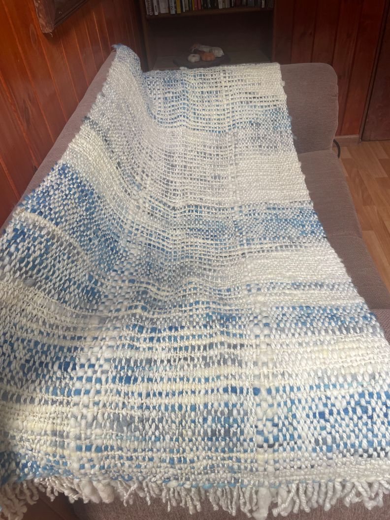 Piecera en telar mapuche y lana natural de oveja celeste y blanco-2