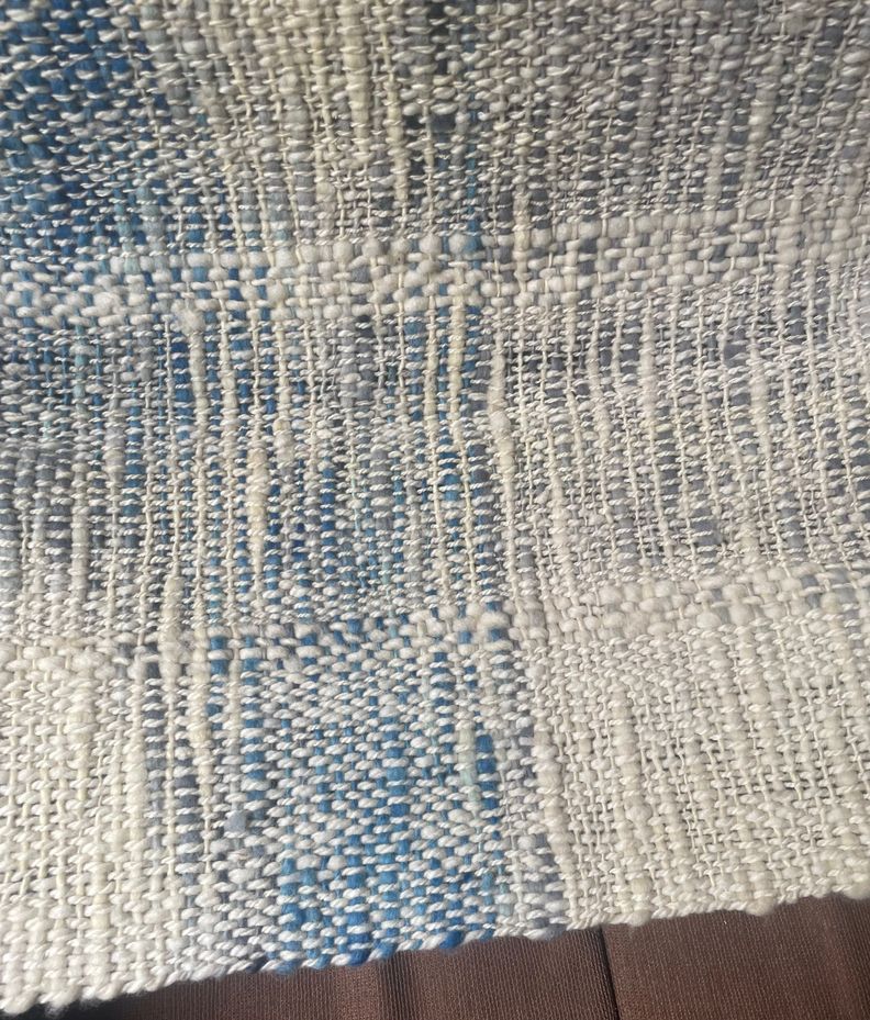 Piecera en telar mapuche y lana natural de oveja celeste y blanco-3