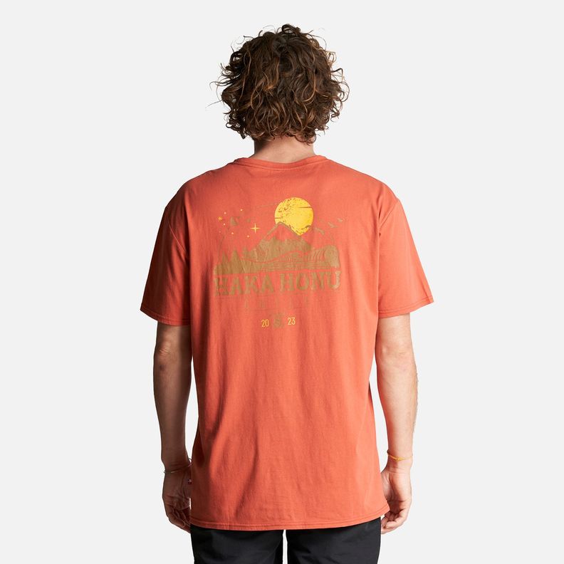 Polera Hombre Atardecer Naranjo Haka Honu-3