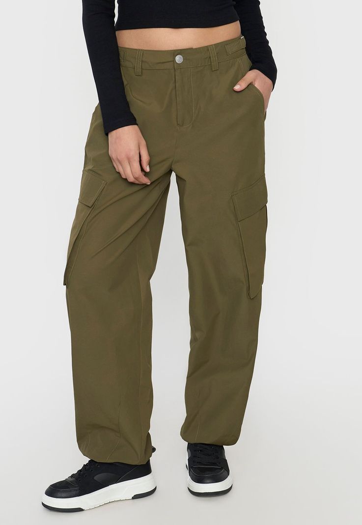 Pantalón Mujer Parachute Cargo Ajustable Verde Corona-1