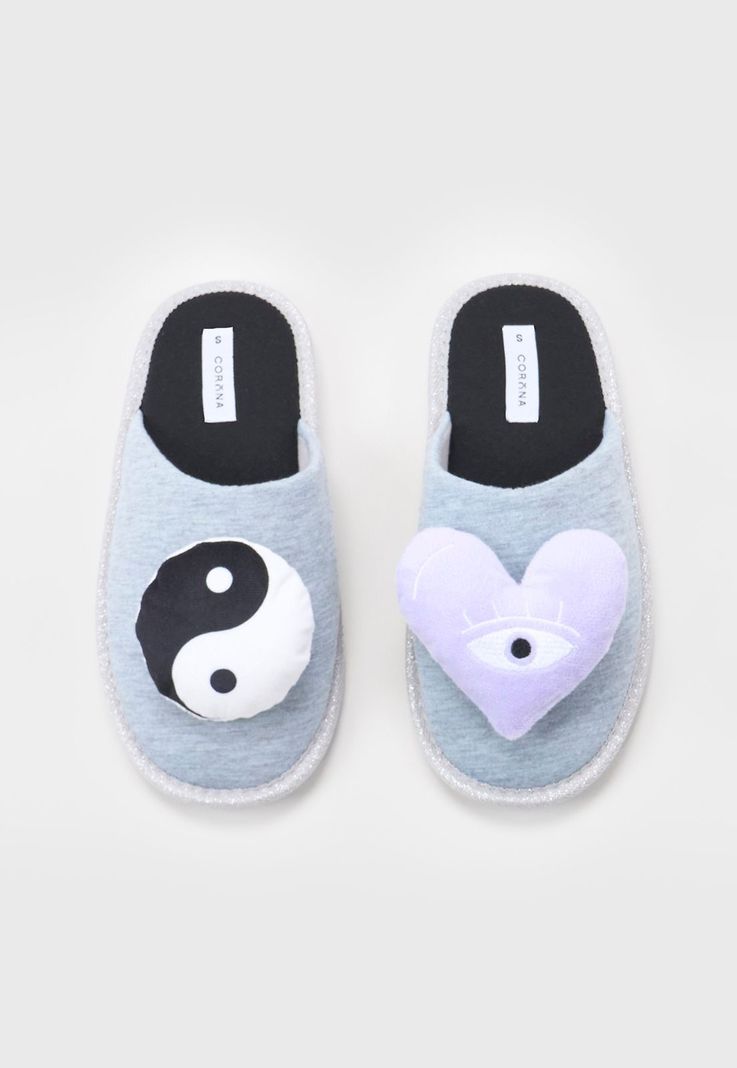 Pantufla Mujer Aplicación Gris Corona-2