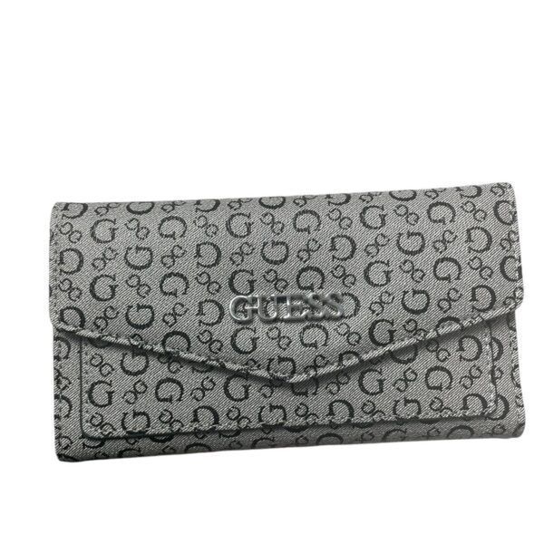 BILLETERA GUESS DE MUJER CON BROCHE GRIS LOGO NEGRO COD. 6408-0