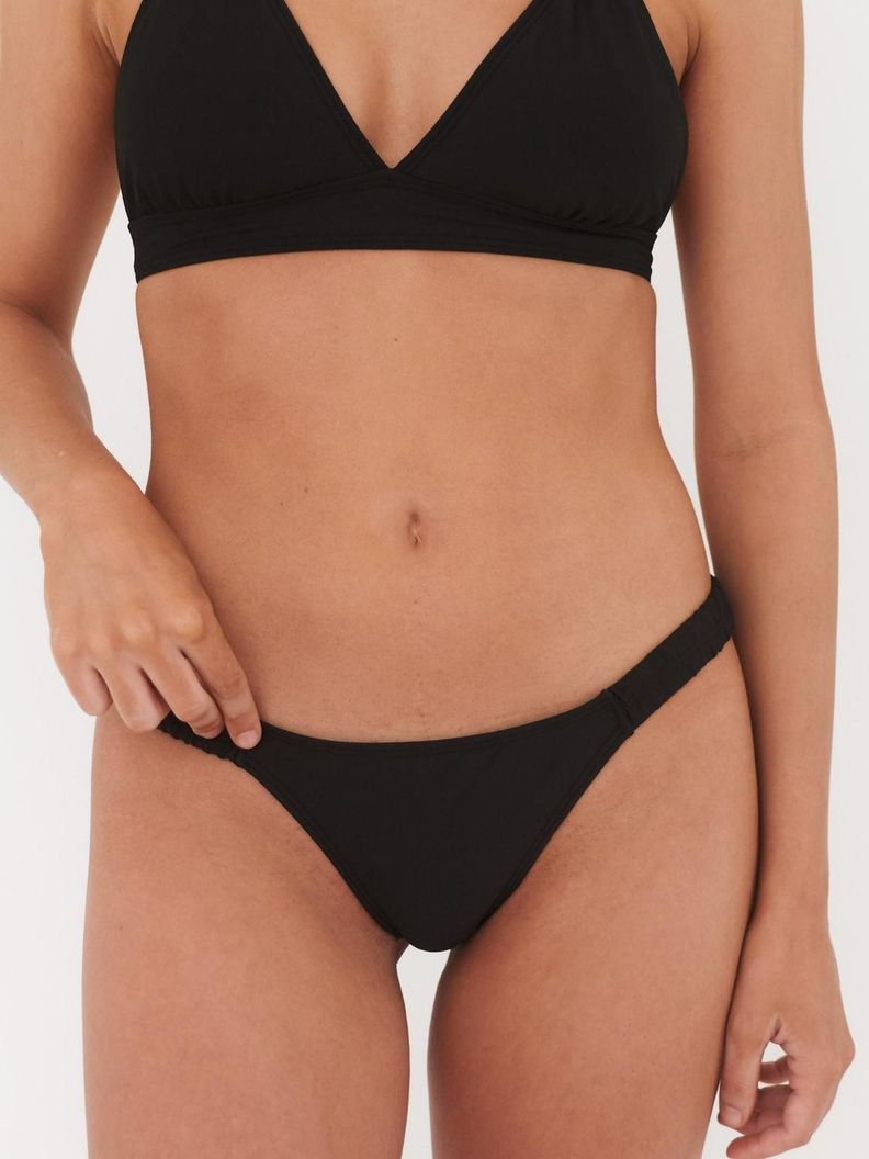 Bottom de Bikini Daikiri Mujer Calzon Fruncido Costados Negro Filtro UV50+ S