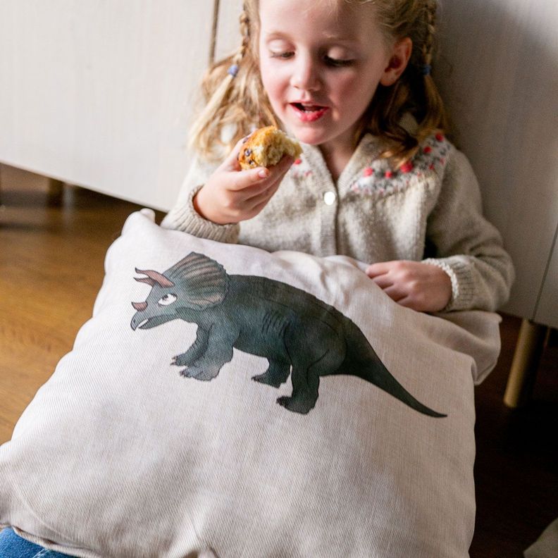 Cojín con relleno 45 x 45 cm dinosaurio azul infantil Paper Home-1