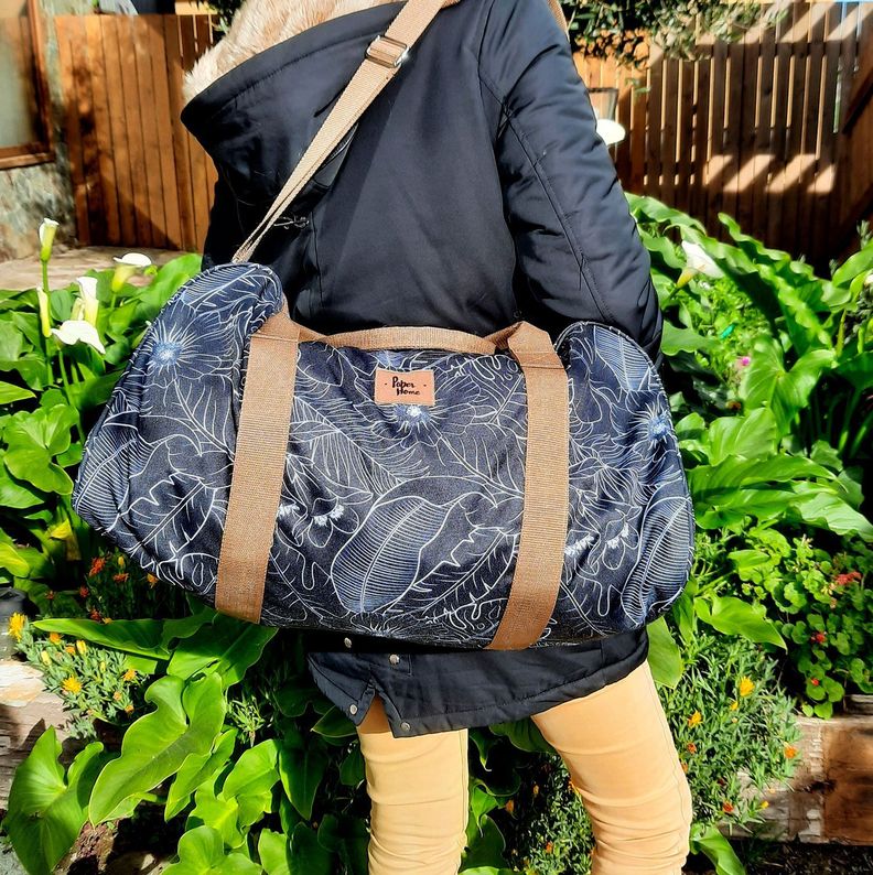 Bolso de viaje sustentable botánico negro Paper Home-2