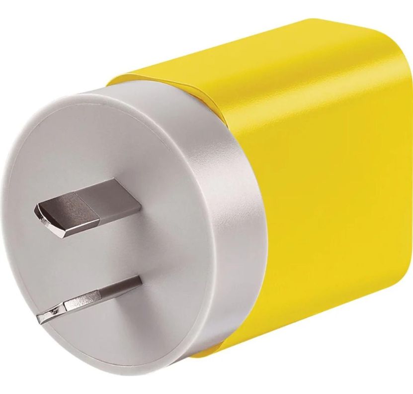Adaptador Universal Con 3 Puertos Usb-A 2.4A-2