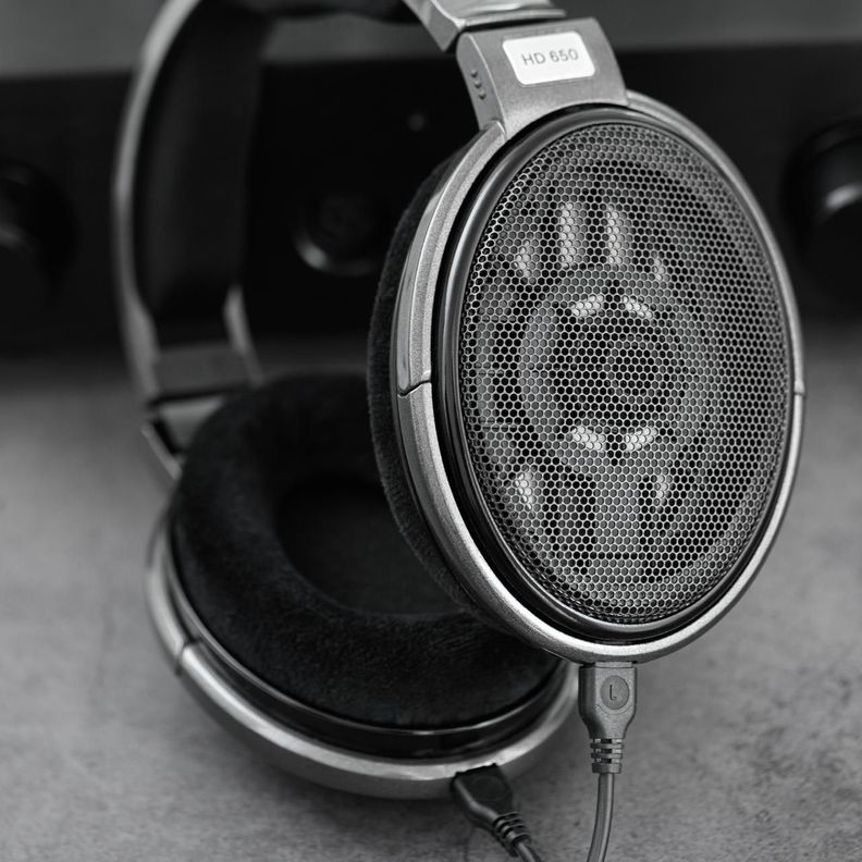Audífono con cable HD 650-5