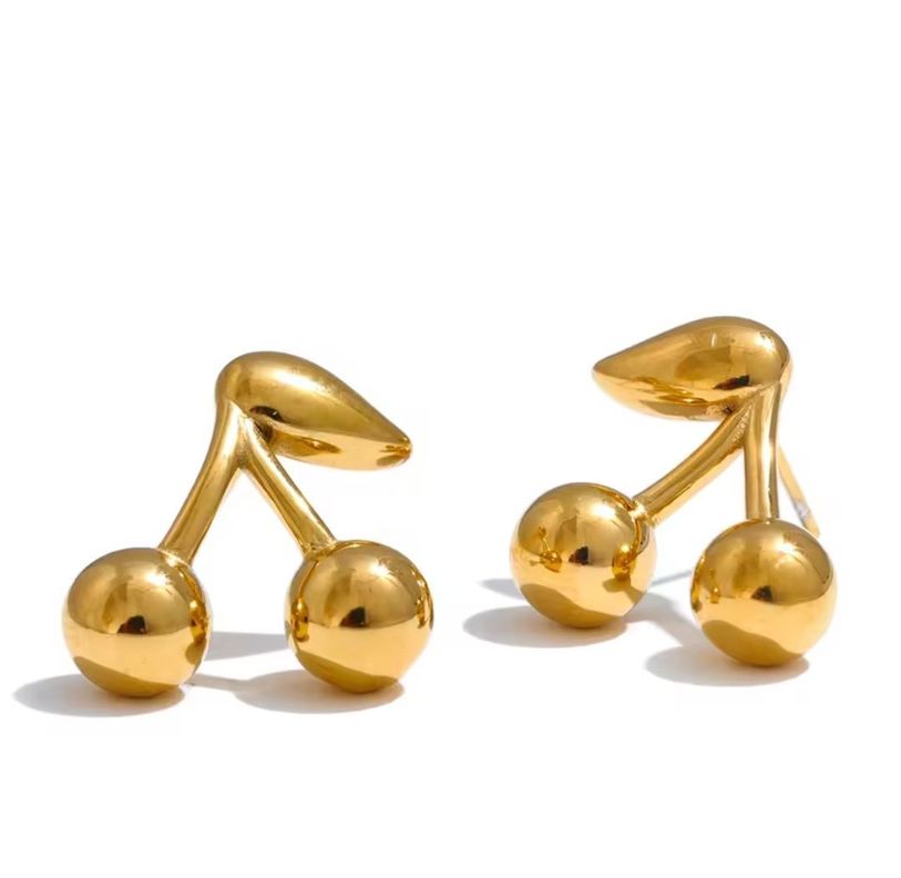 Aros Cereza Dorados – Acero Inoxidable | Joyería Moderna y Elegante-0
