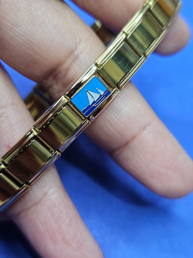 Charm Velero Dorado – Espíritu Libre y Aventurero-1