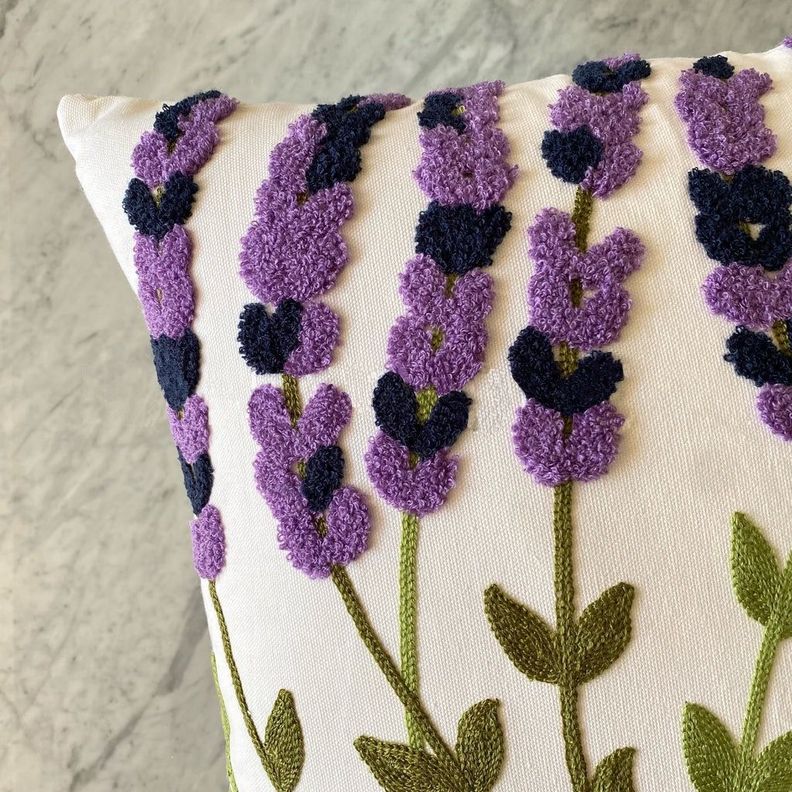 COJIN BORDADO  30X50 CM LAVANDA-1