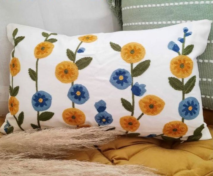 COJIN BORDADO  30X50 CM FLOR PEQUEÑA AZUL-MOSTAZA-1