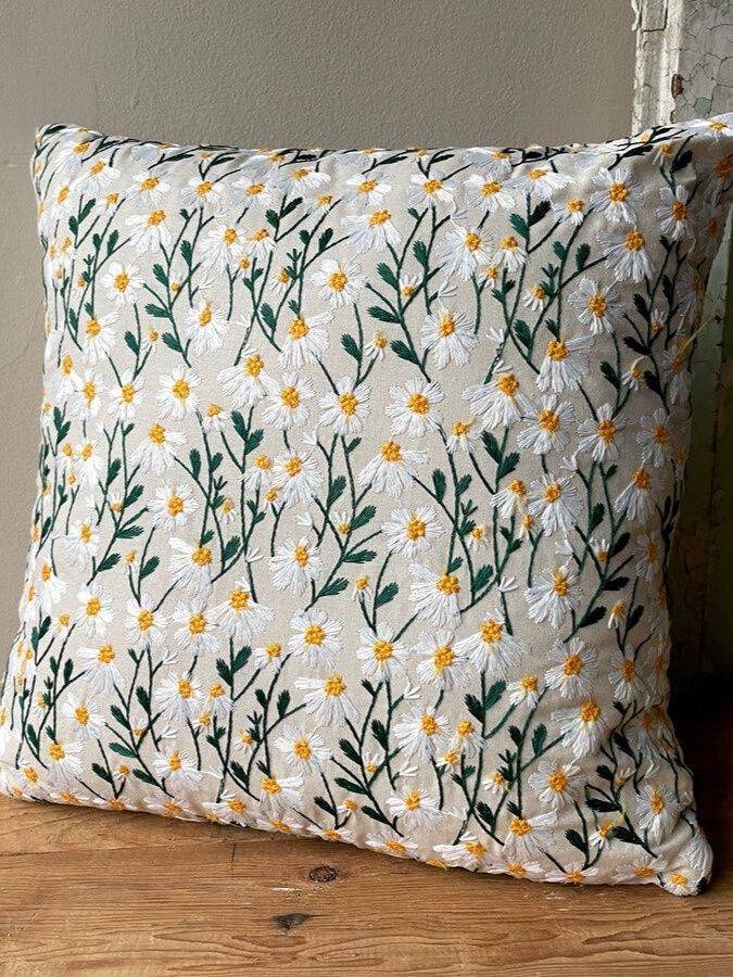 FUNDA COJIN BORDADA 45X45 CM  MINI MARGARITAS-1
