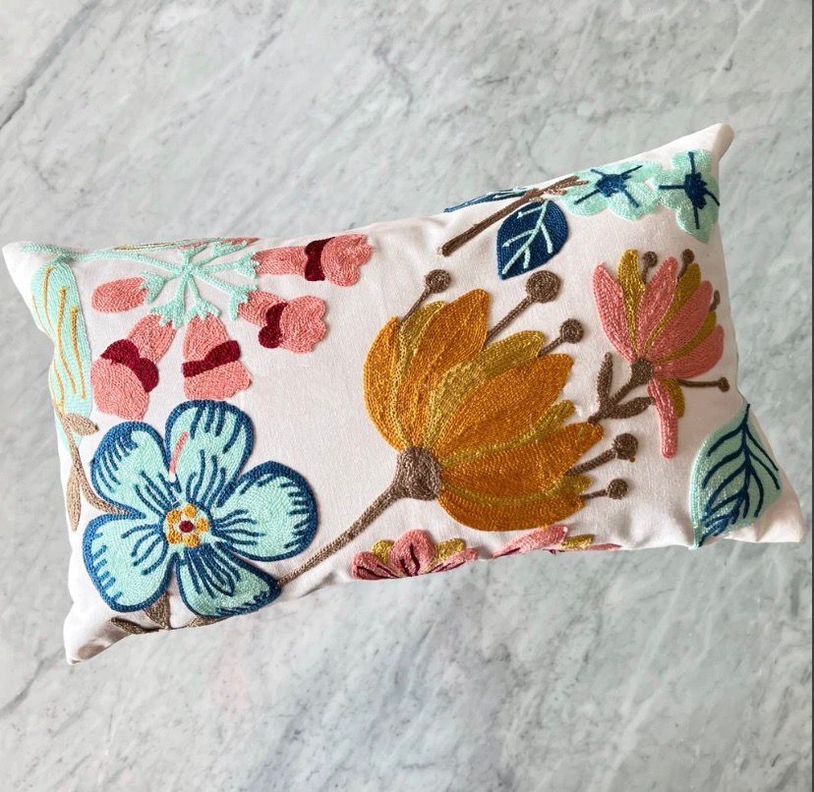 COJIN BORDADO  30X50 CM FLOR HIBISCUS-0