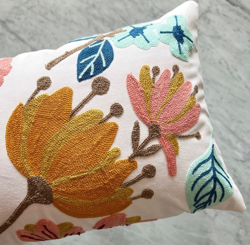 COJIN BORDADO  30X50 CM FLOR HIBISCUS-1