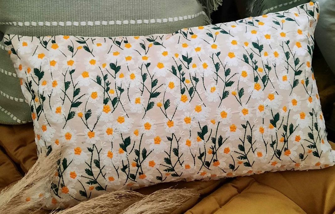 COJIN BORDADO  30X50 CM FLORCITAS PEQUEÑAS-0