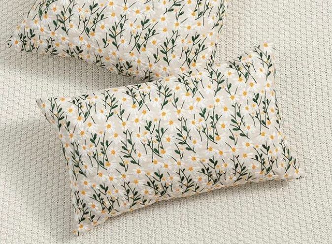 COJIN BORDADO  30X50 CM FLORCITAS PEQUEÑAS-1