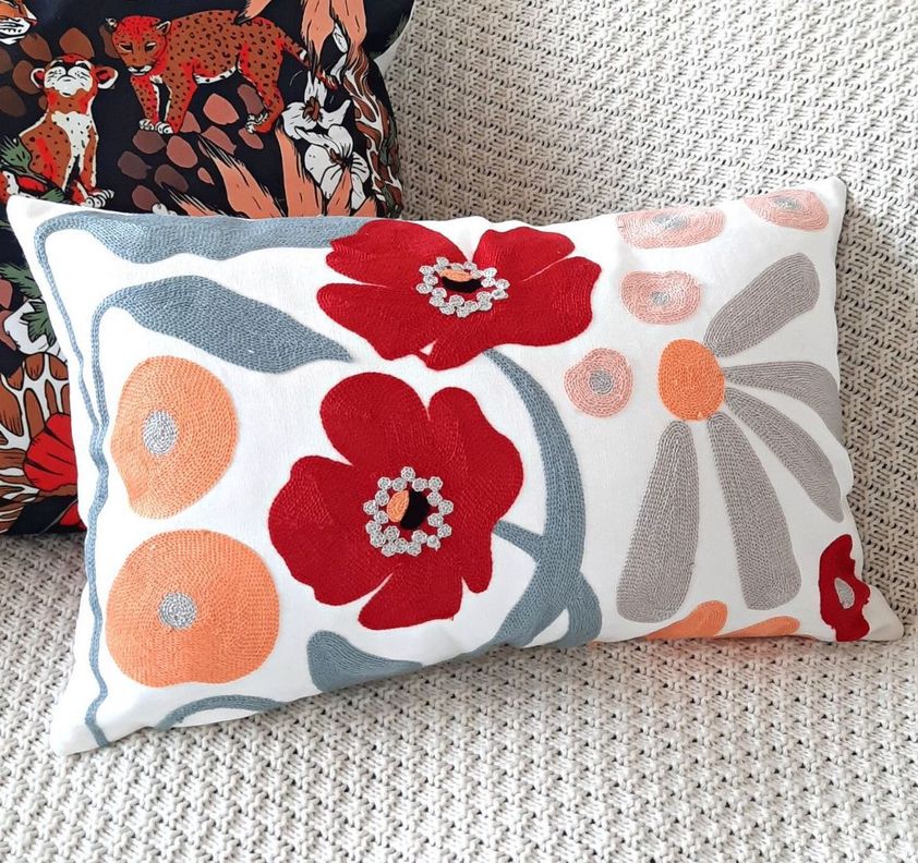 COJIN BORDADO  30X50 CM GRIS FLOR ROJA-0