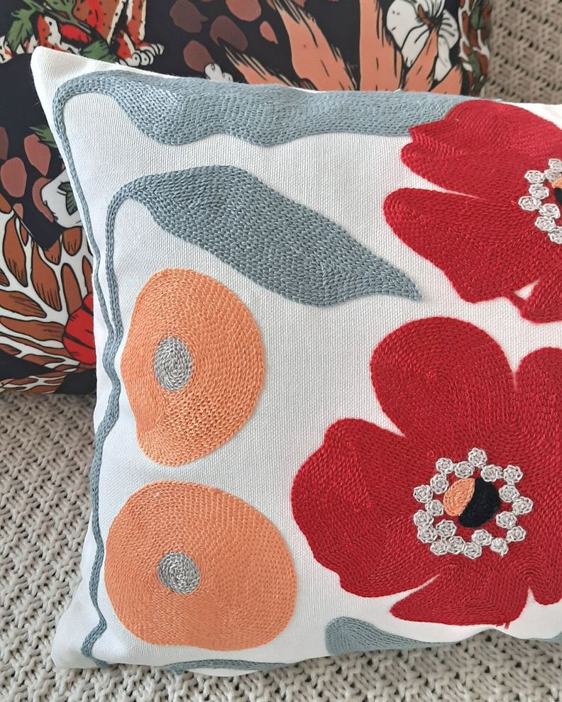 COJIN BORDADO  30X50 CM GRIS FLOR ROJA-1
