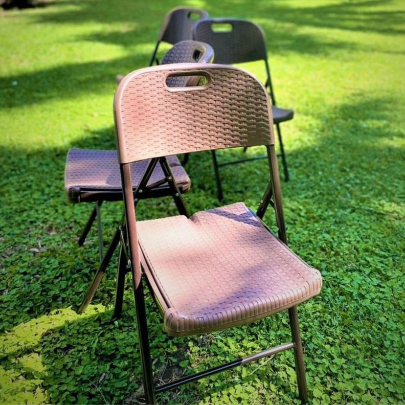 Silla plegable con asa color café-2