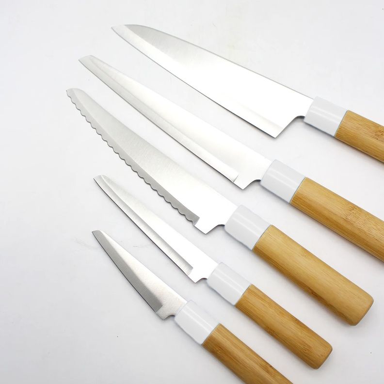 Tabla de cortar más set de 5 cuchillos bambú-5