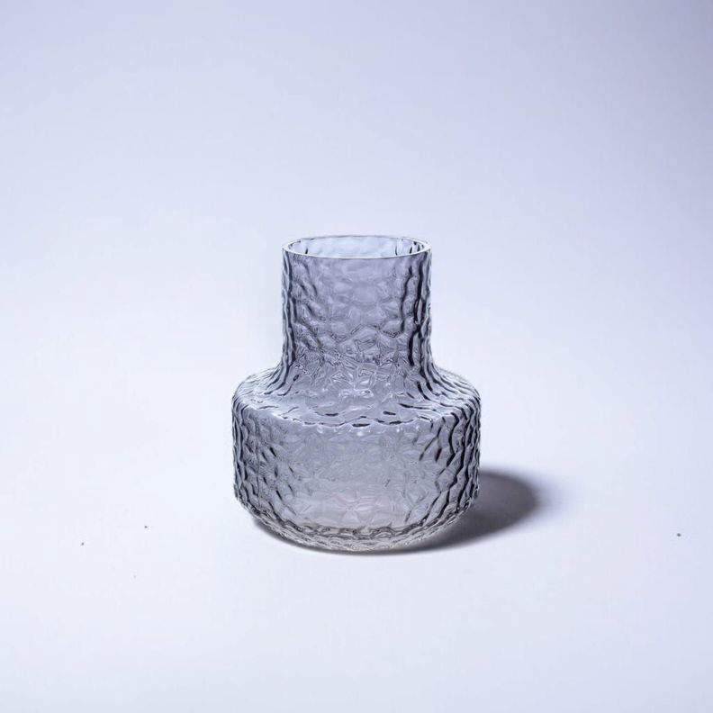 Florero de vidrio gris 18 cm-1