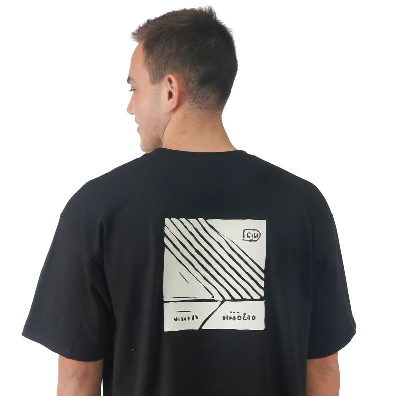Polera Manga Corta Negra Estampado Delantero y Trasero-1